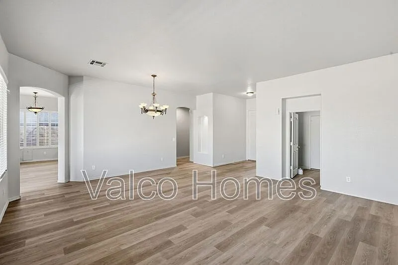 3 bed, 2.0 bath, 2505 sqft, $2,750 — Photo 4