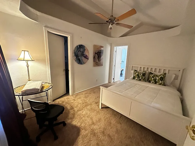 4462 N Pomona Ave — Photo 2