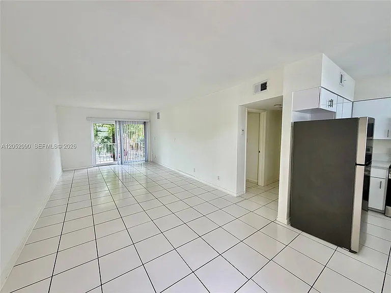 2352 NE 9th St #B — Photo 3