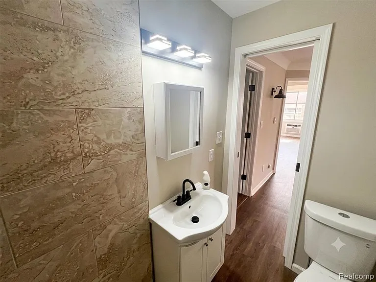557 White Ave — Photo 5