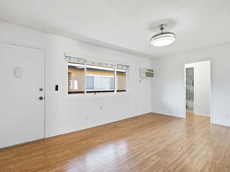 6640 Darby Ave — Photo 22