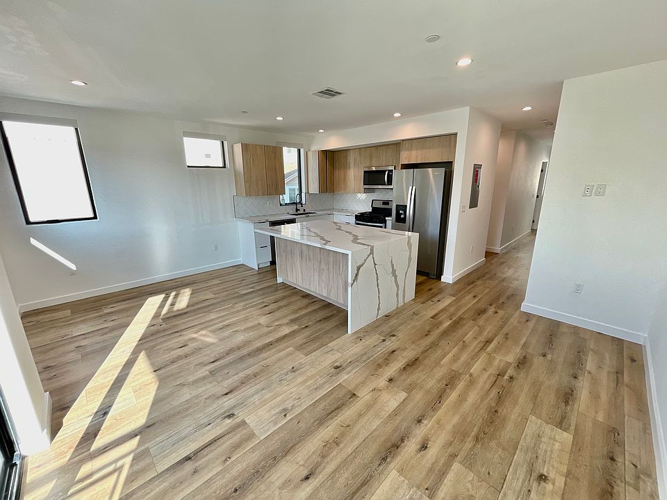 1st image of 1933 N Vista Del Mar Ave #1/2