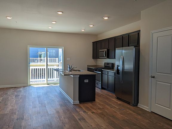 5th image of 1202 Daphne Way