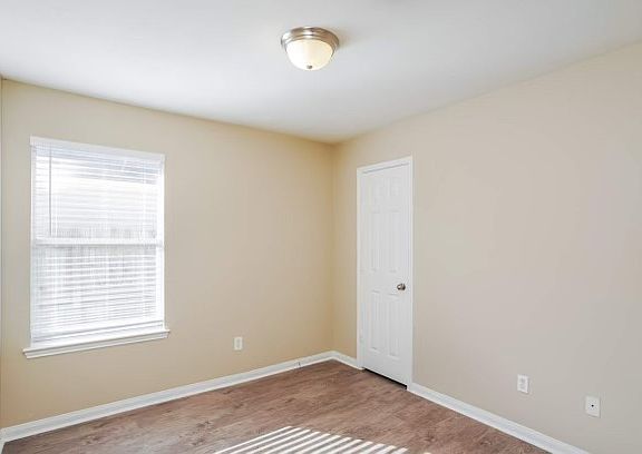 4th image of 919 Lancaster Lake Dr #80