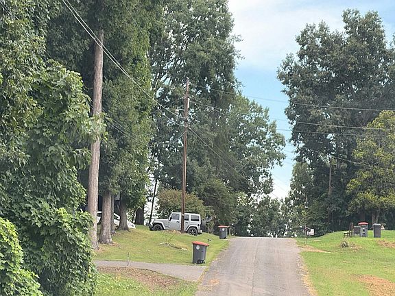 4th image of 712 Woodland Dr