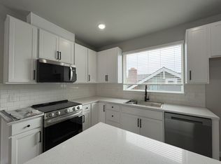 Stylish 2-Bedroom Home with Stainless Steel Appliances and Granite Countertops, Portland, OR 97206