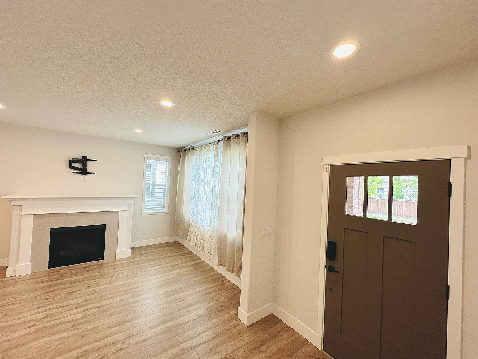 4 bed, 2.5 bath, 1727 sqft, $2,700 — Photo 3