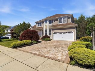 15 Boxwood Ln, Farmingdale, NY 11735