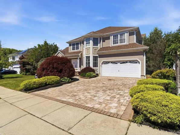 15 Boxwood Lane, Farmingdale, NY 11735