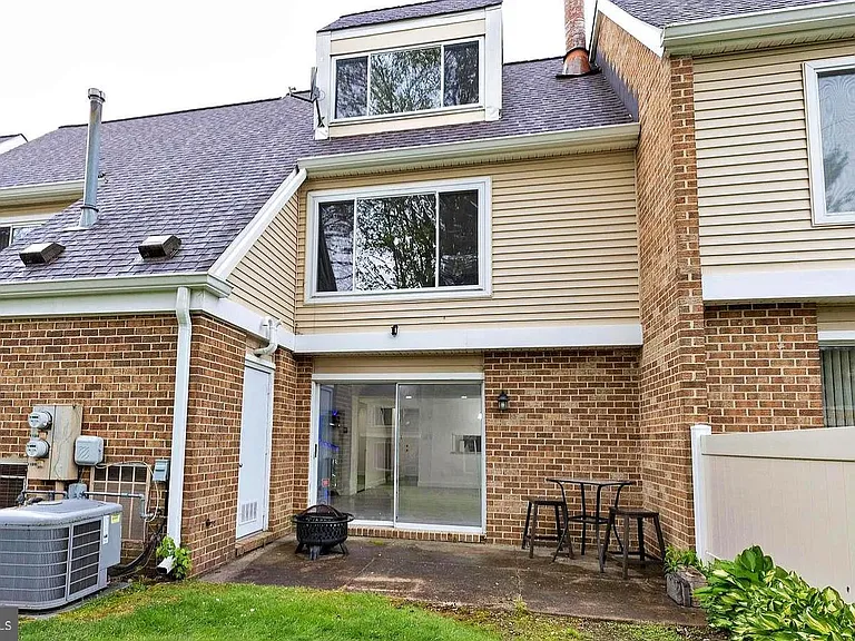 1139 Thackary Ct — Photo 15