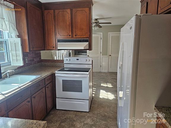 5th image of 3506 Erinbrook Ln
