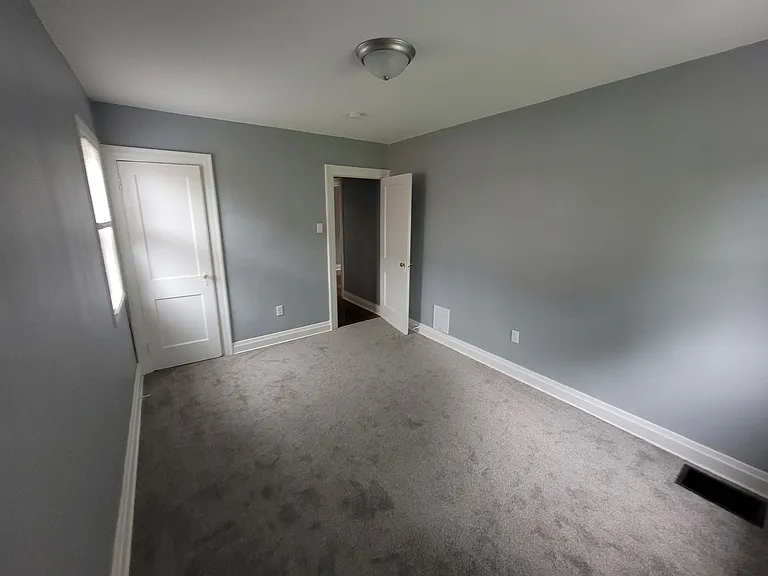 813 W 33rd St — Photo 25