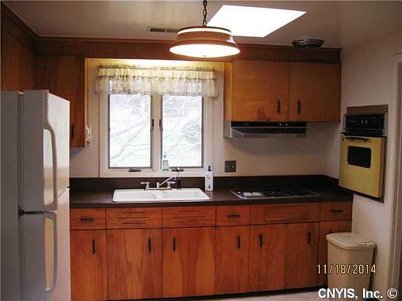 4th image of 27 Farview Cir