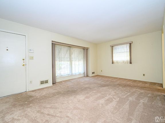 3rd image of 727 Sterling St