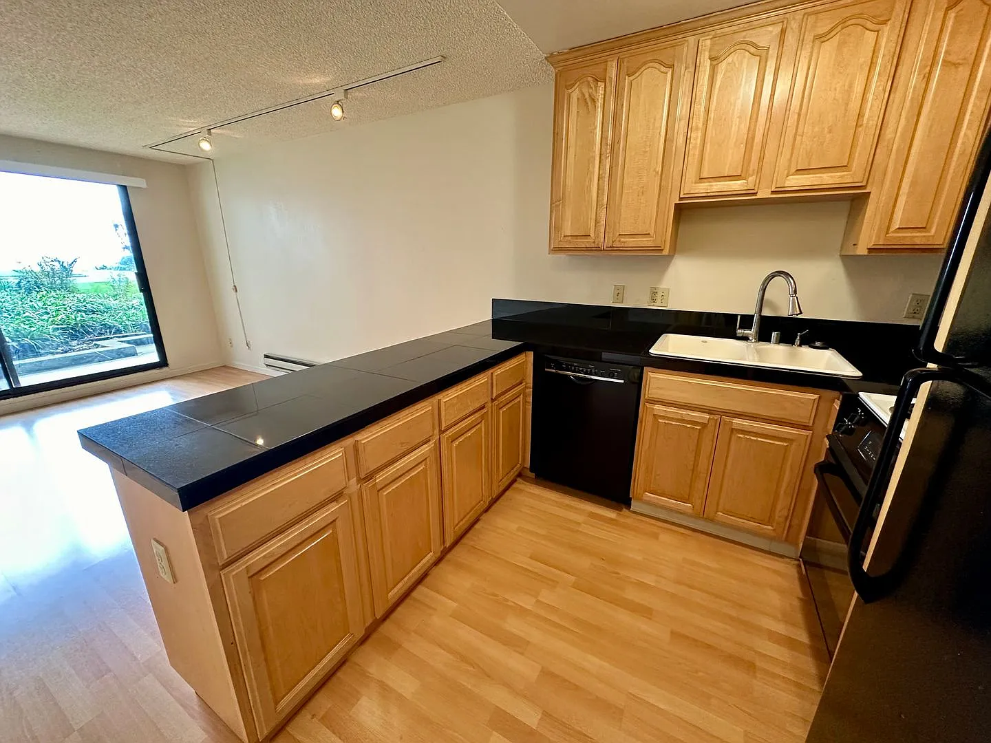 One Bedroom Condo Available in Watergate Community/Emeryville! — Photo 4