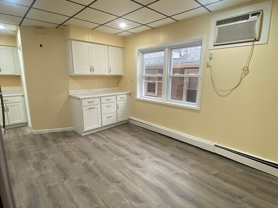 Eat-in kitchen