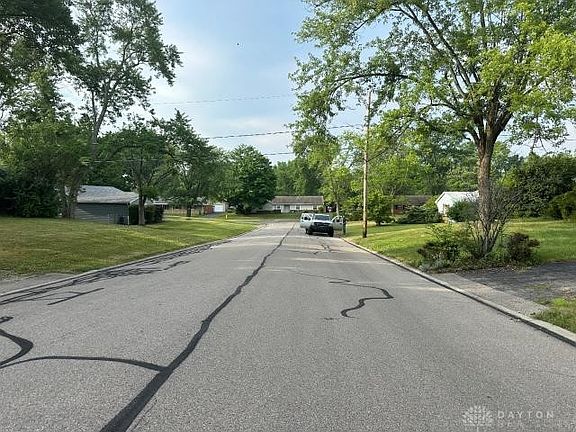 4th image of 161 East Dr