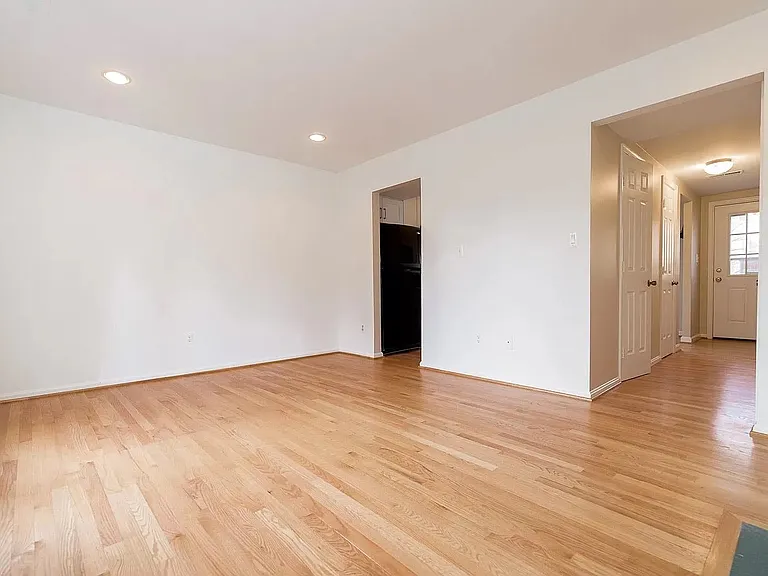 4827 Chevy Chase Dr — Photo 16