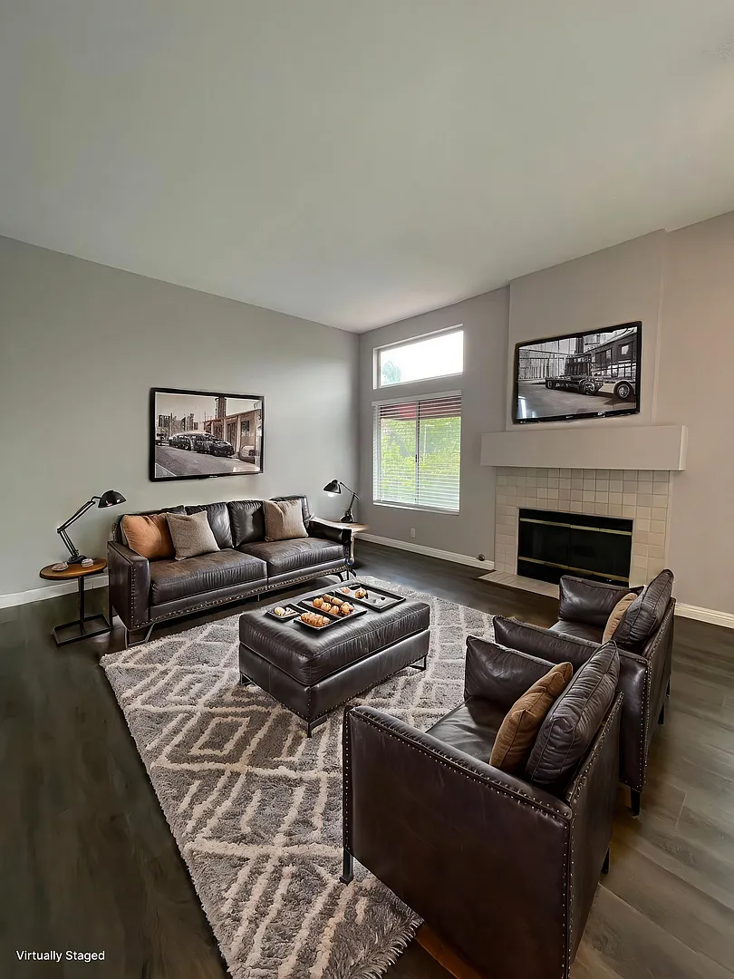 Upper Carriage Unit. 1Bed+DEN! 1 car garage. Great Location! — Photo 2