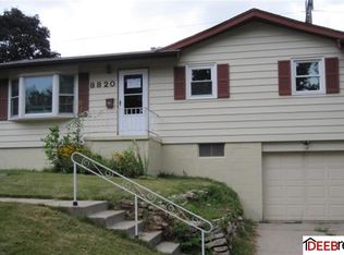8820 Valley View Dr, La Vista, NE 68128