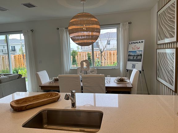 4th image of 655 SE Thirteen Street Cir #655