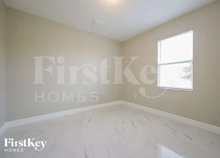 2811 45th St SW — Photo 11