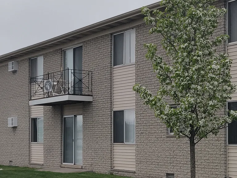 Silver Pines Apartments — Photo 17