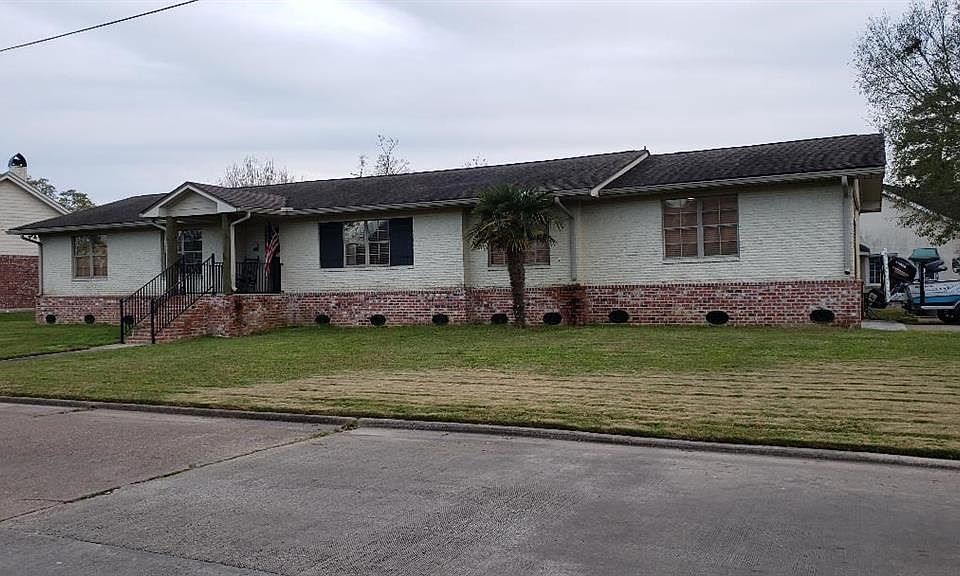 1st image of 909 Short Ln