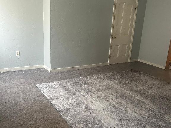 Living Room
Will have new Laminate Flooring at Move-In