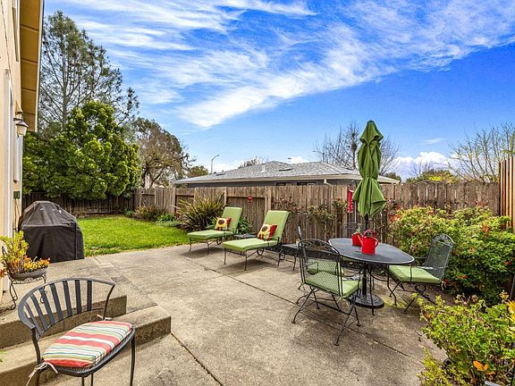 5th image of 240 Belfiore Lane
