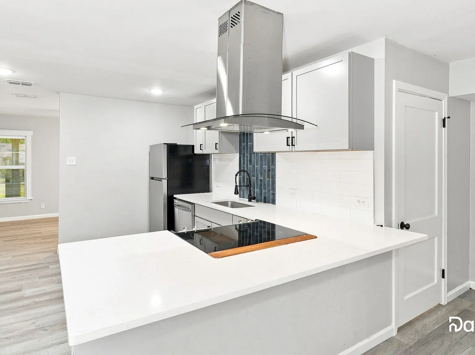 3 bed, 1.0 bath, 1097 sqft, $1,730 — Photo 2