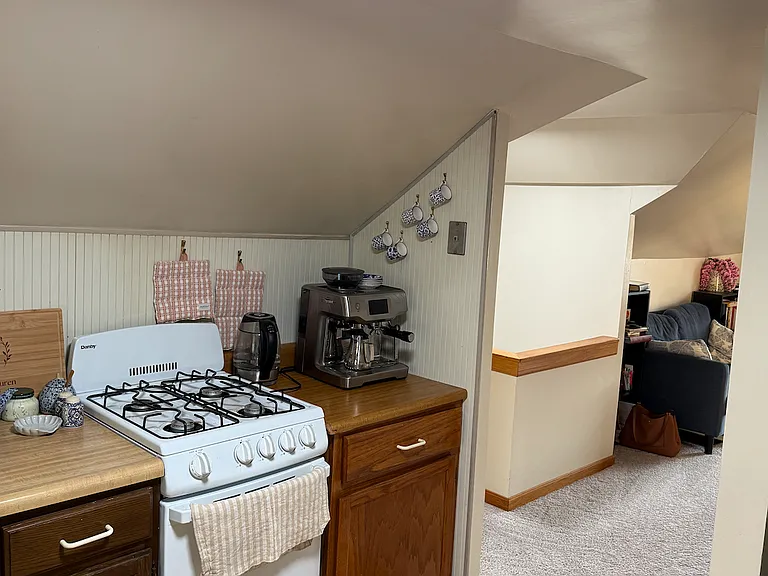 160 Woodside Ave NE #3 — Photo 2