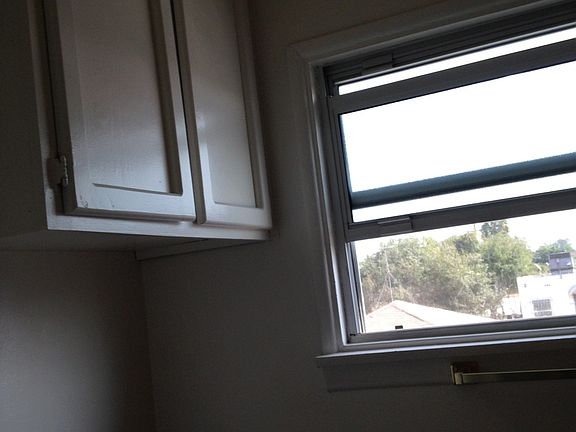 4th image of 833 W 97th St APT 3