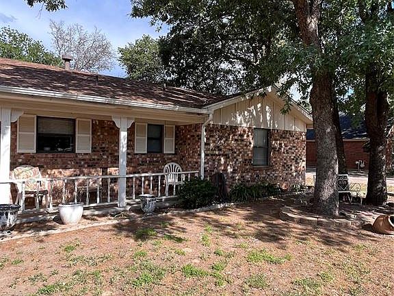 2nd image of 2202 Castle Dr