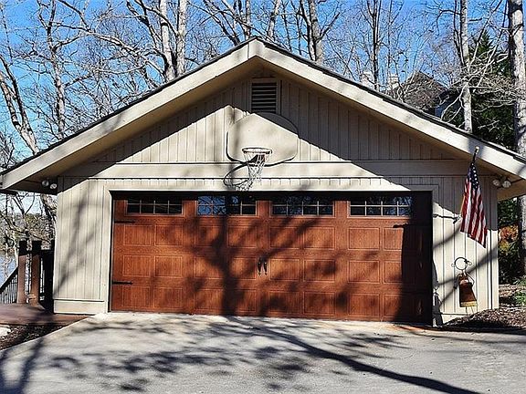 4th image of 2411 Island Dr