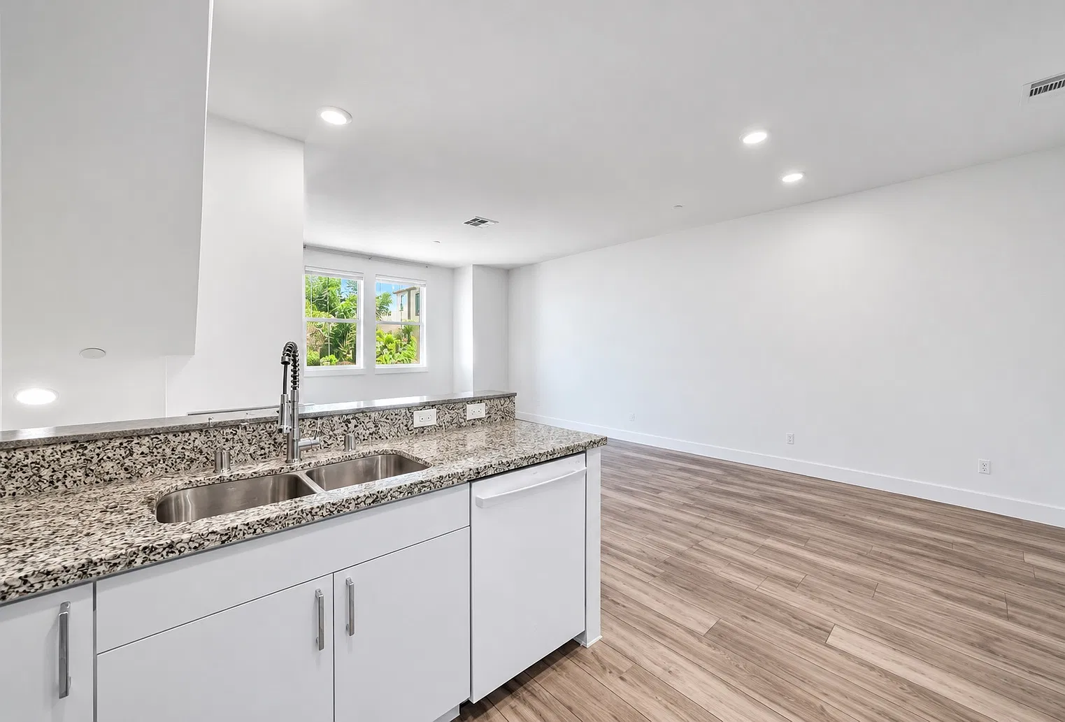 7246 N Cedar Rd — Photo 4
