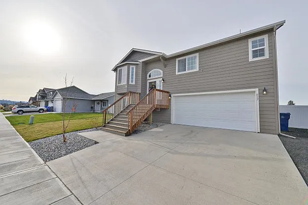 2017 built 4 bd 2-1/2ba Huge backyard! — Photo 2