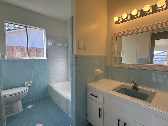 3rd image of 425 Parade Dr