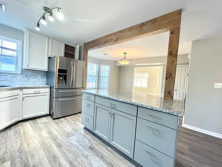 304 Greenview Ct — Photo 4