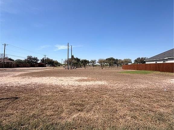 4th image of 915 Franco Dr