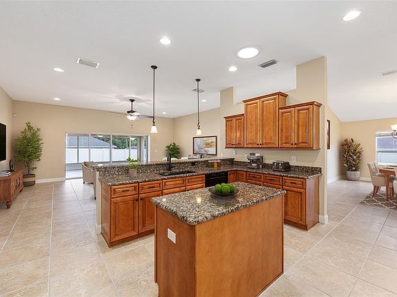 5th image of 915 SE 69TH AVENUE