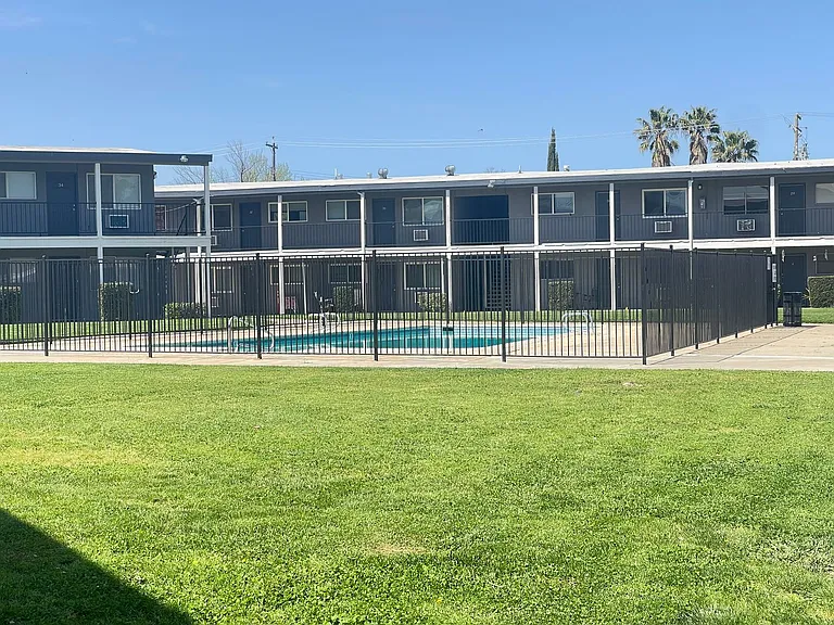 Lake Crest Apartments — Photo 7