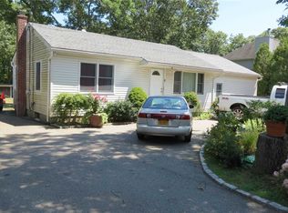 25 Gravel Hill Rd, Hampton Bays, NY 11946
