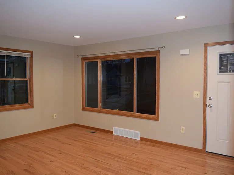 1140 Hull Ave — Photo 5