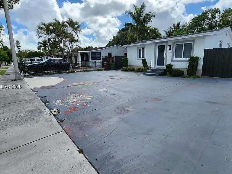 734 W 32nd St — Photo 37