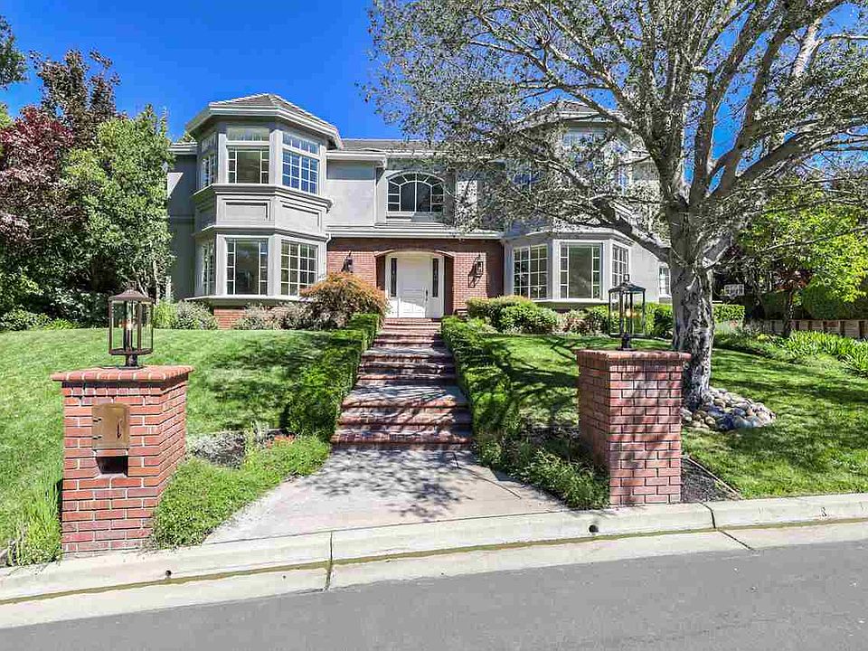 1st image of 207 Fieldcrest Ct