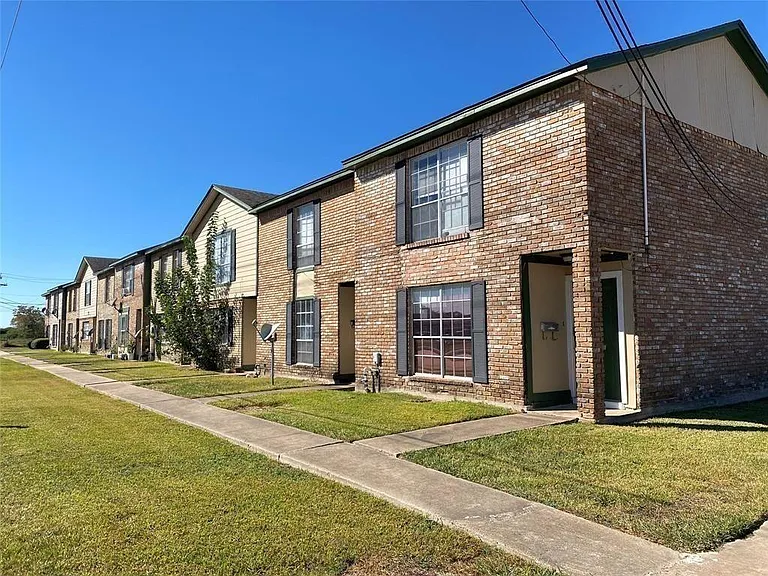 101 E Hospital Dr #1 — Photo 2