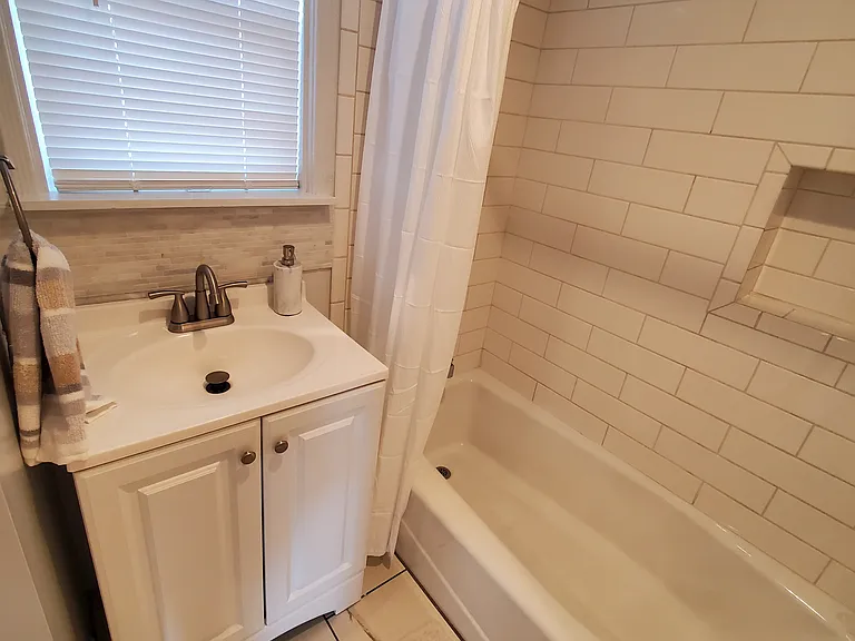 130 Roycroft — Photo 21