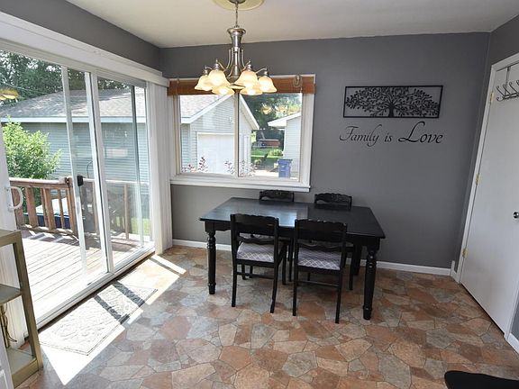 Eat-in Kitchen