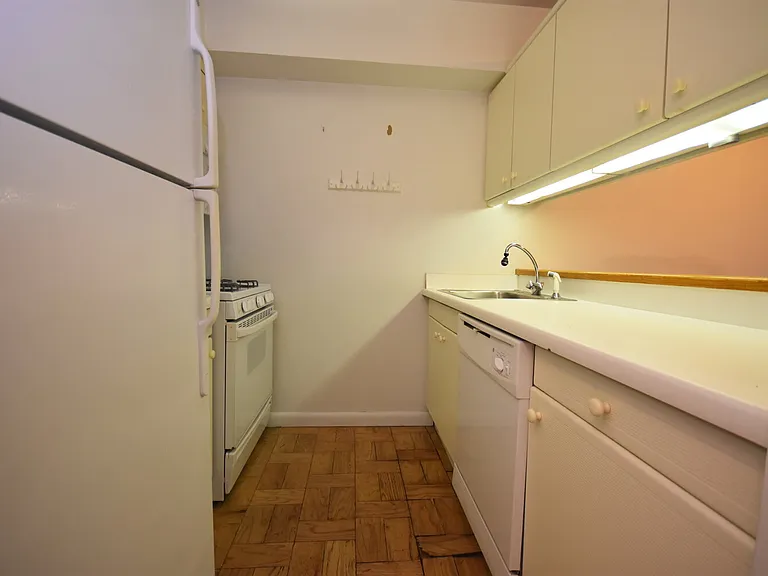 415 E 37th St #7B — Photo 5